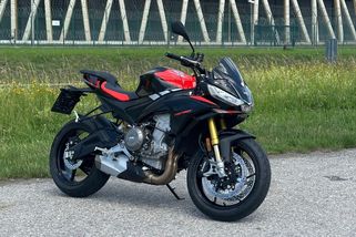 Škoda, že mi není 24 let. Aprilia Tuono 660 Factory je boží, pomalu se na ní jezdit nedá - Garáž.cz